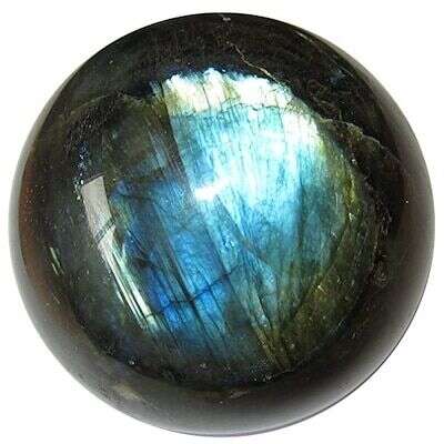 Pietra sferica di Labradorite iridescente.
