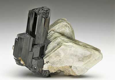 Schorl, esemplare di pietra nera tormalina con elbite.