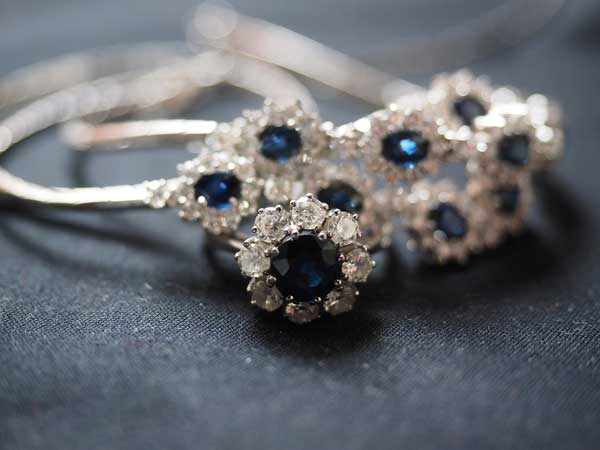 anello zaffiri colori blu.