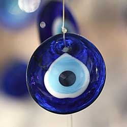 Occhio di Allah Amuleto Nazar in vetro blu bianco.